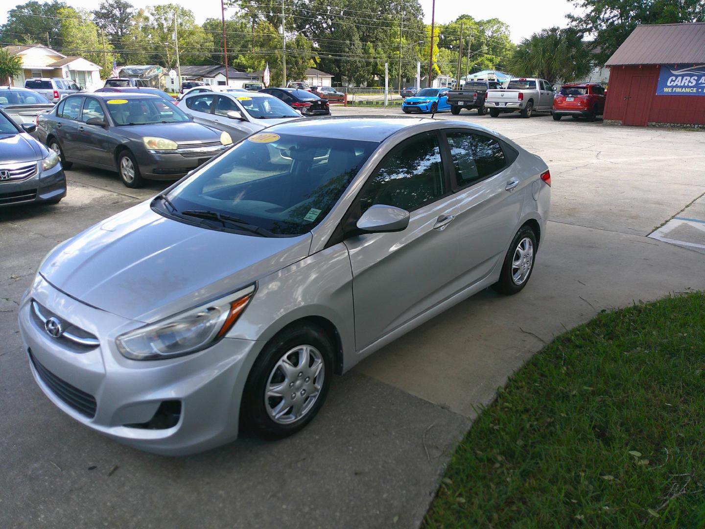 2017 SILVER HYUNDAI ACCENT SE (KMHCT4AE6HU) , located at 1200 Cassat Avenue, Jacksonville, FL, 32205, (904) 695-1885, 30.302404, -81.731033 - Photo#1